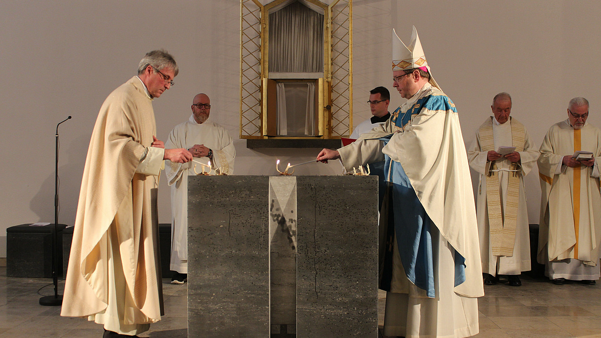 Bischof weiht neuen Rosenkranz-Altar
